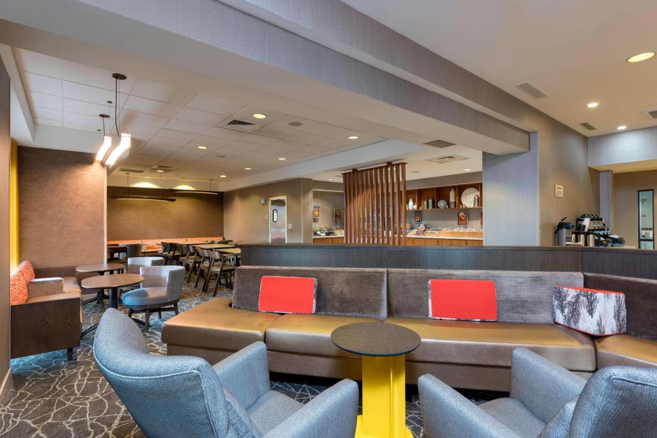 Springhill Suites Grand Rapids North Уолкер Экстерьер фото