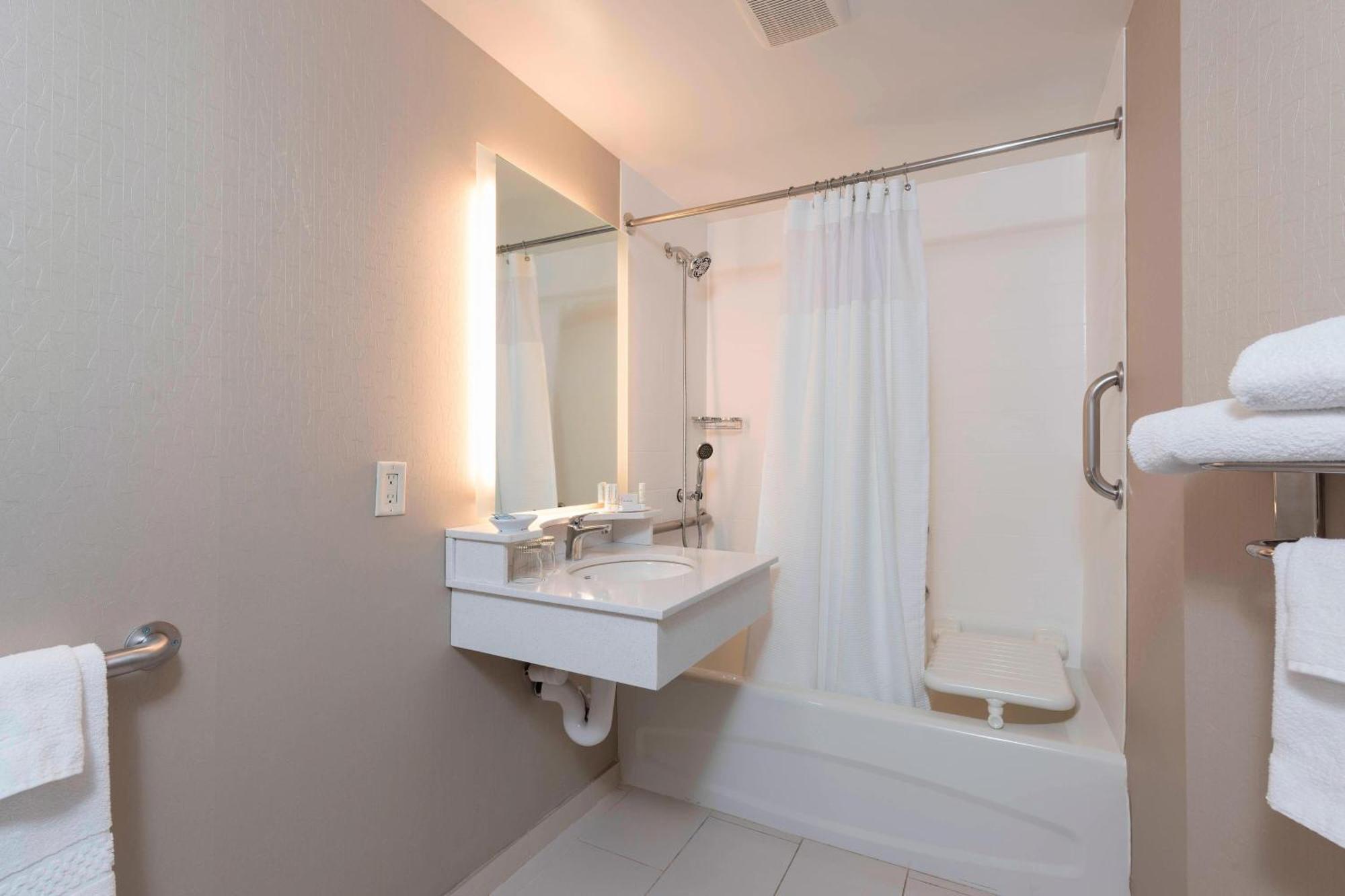 Springhill Suites Grand Rapids North Уолкер Экстерьер фото